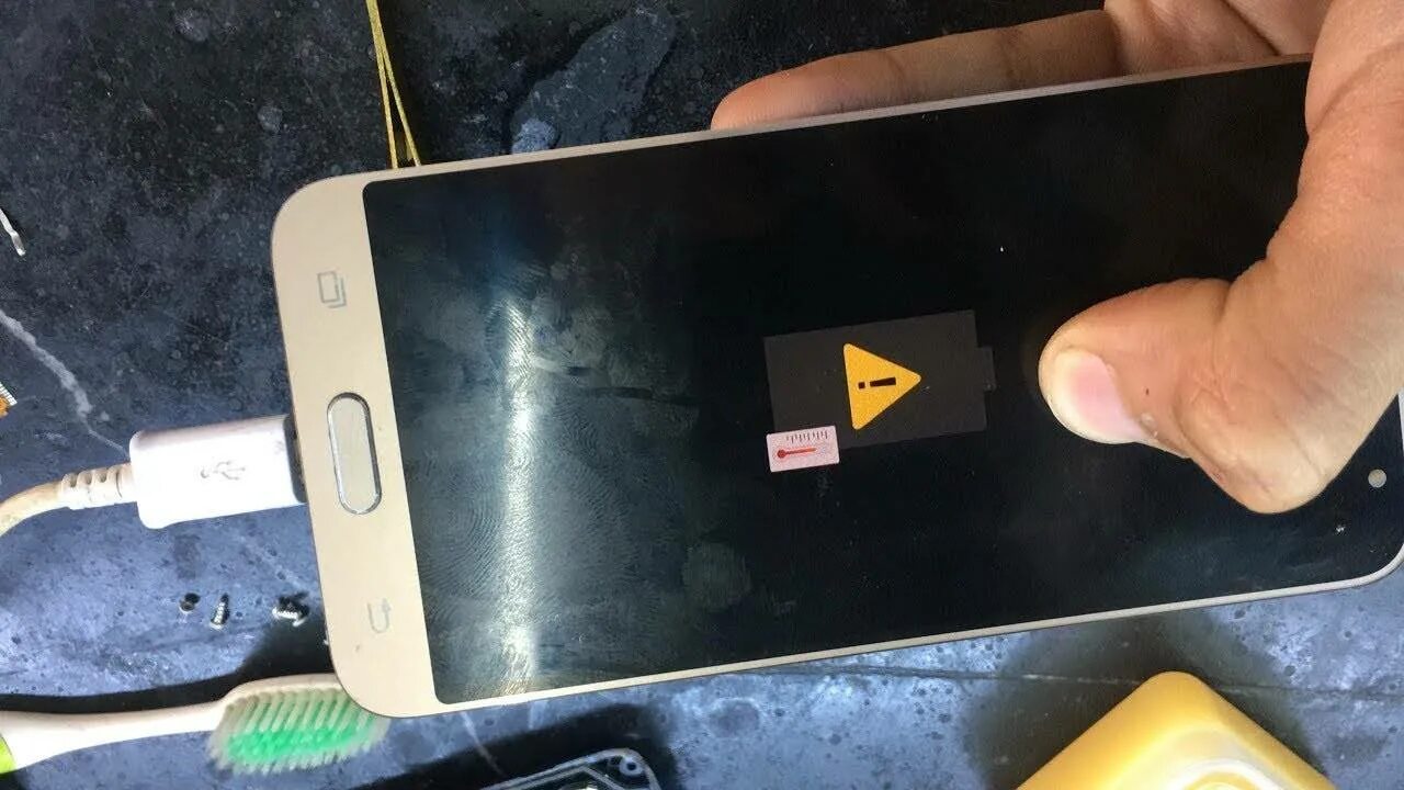 Почему телефон не заряжается на зарядке андроид. Самсунг galaxy s5 не заряжается батарея. самсунг а 12 не заряжается. galaxy s6 battery temperature too low. самсунг не заряжается от зарядки.