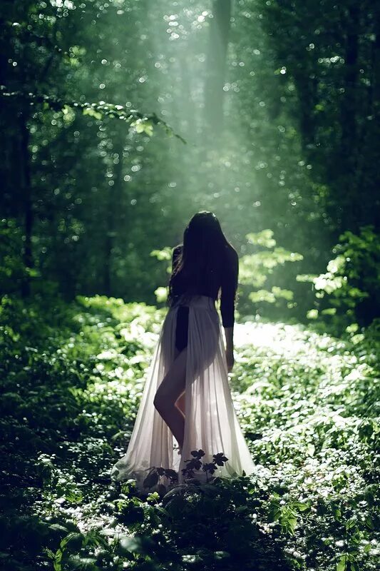 Брюнетка в лесу со спины. Девушка в лесу со спины. Брюнетка со спины в лесу. Брюнетка в лесу со спины. Девушка в лесу со спины.