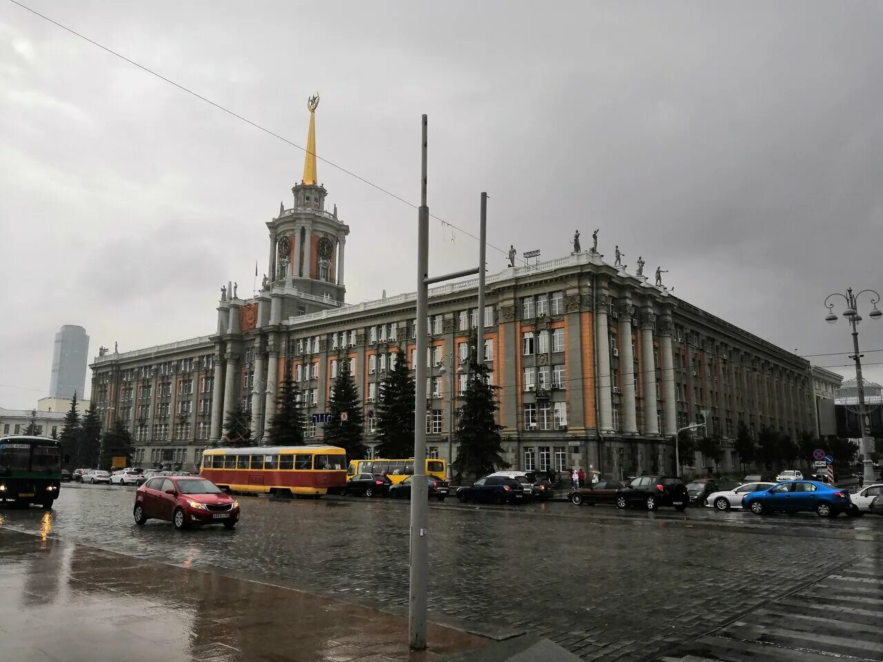 Здание городской думы екатеринбург. Екатеринбург фото урбанистика. Екатеринбург площадь 1905 г здание городского совета. Площадь 1905 года екатеринбург. Здание мэрии екатеринбурга.