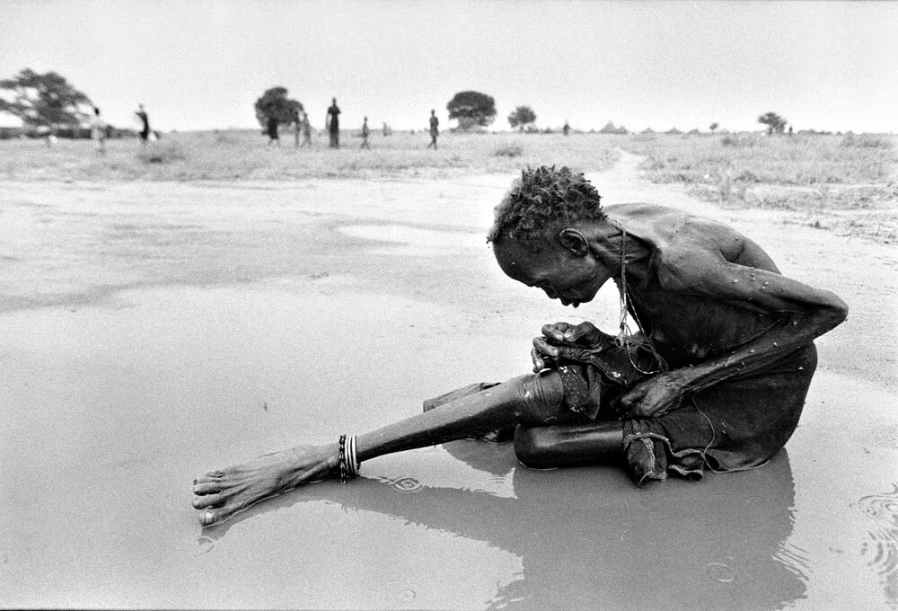 Отшельнику больному страдающему от голода жажды. Кевин Картер Кевин фотограф. Кевин Картер Стервятник. Кевин Картер фотограф Пулитцеровская премия.