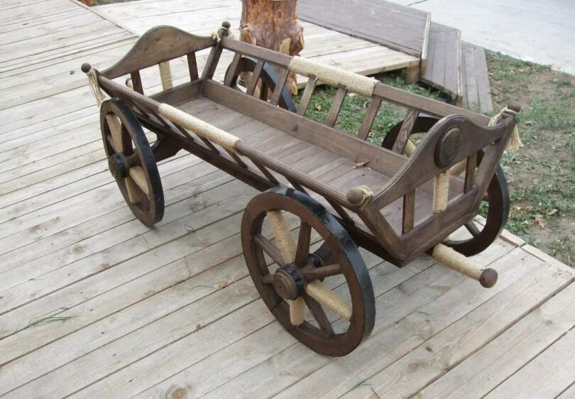 Деревянная телега для сада. Воз что делает. Данные воз. Телега деревянная декоративная. Деревянная телега для сада.