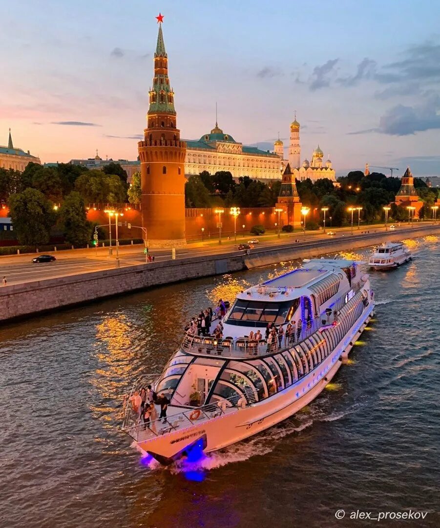 Прогулки по москве. Теплоход Москва река. Речные прогулки Москва. Москва теплоходные прогулки. Москва река прогулка на теплоходе.