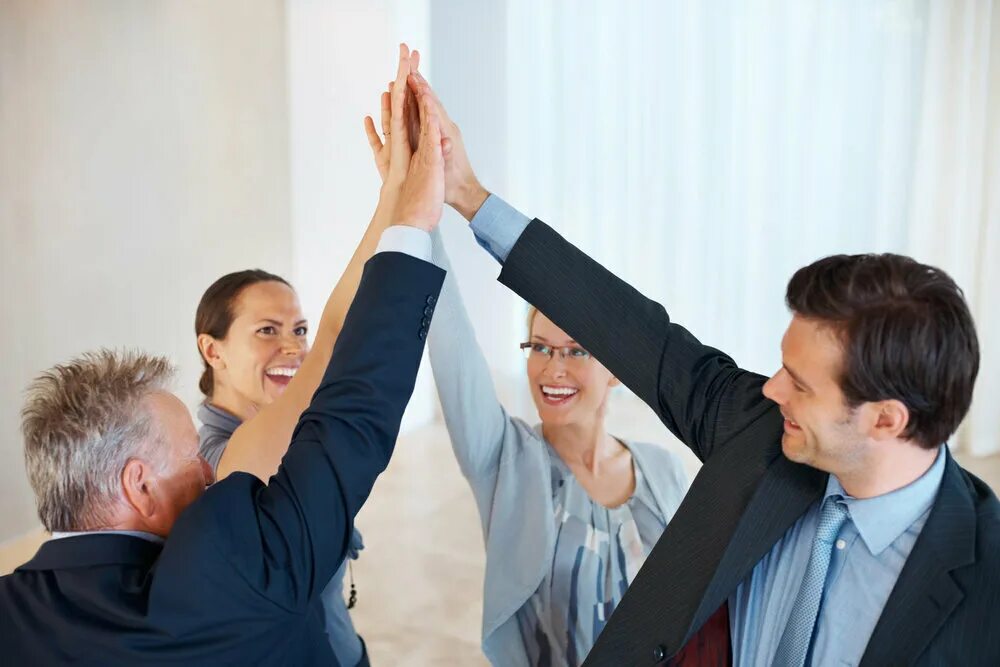 Дружеская атмосфера в коллективе. Сплоченный коллектив. Взаимоотношения в коллективе. Приветливый человек. Хорошие отношения в коллективе.