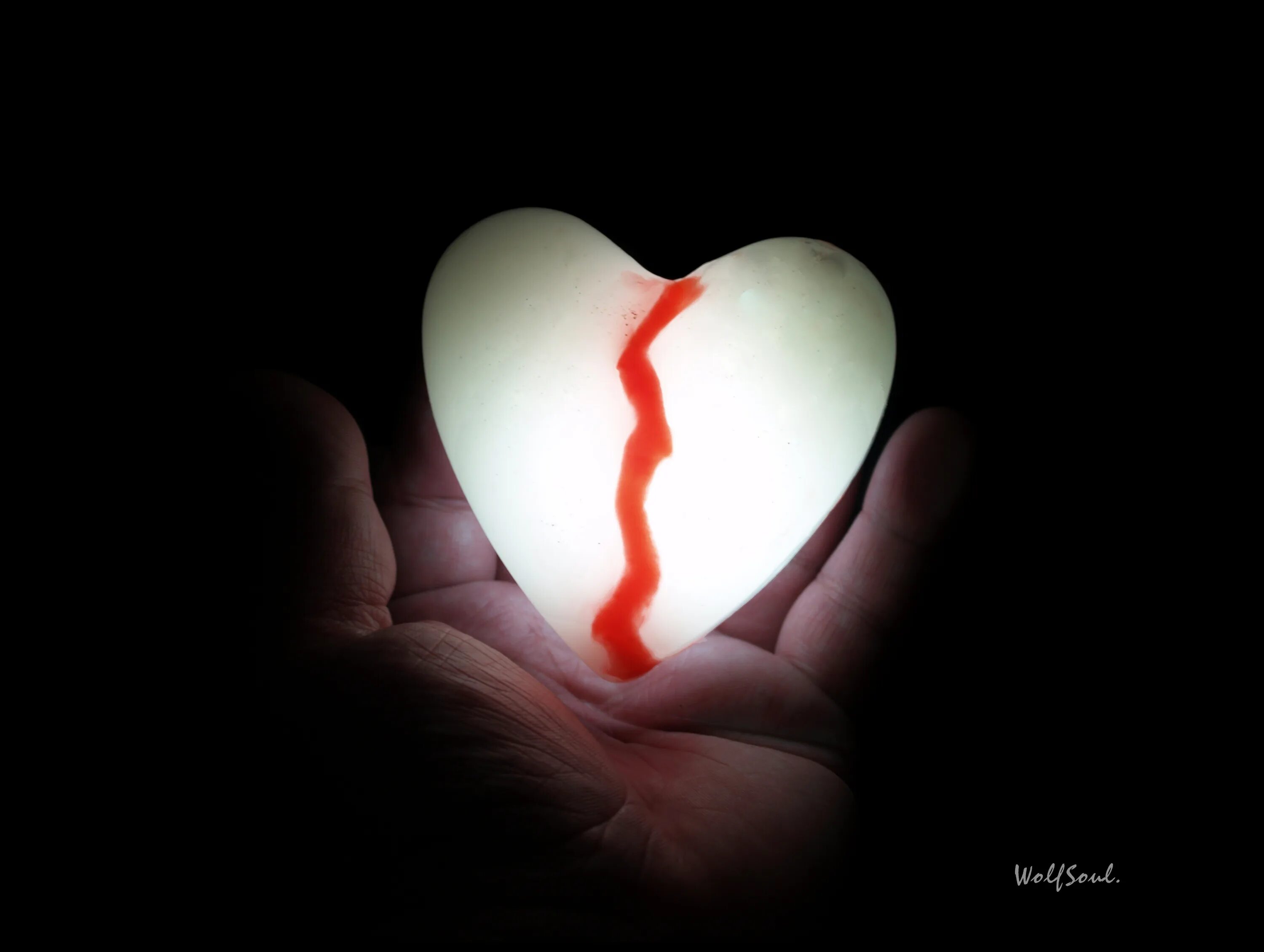 Счастье в ладонях. Сердце девичье другому отдала. Сердце девичье другому отдала. Женщина с сердечком в руках. Сердечная благодарность.