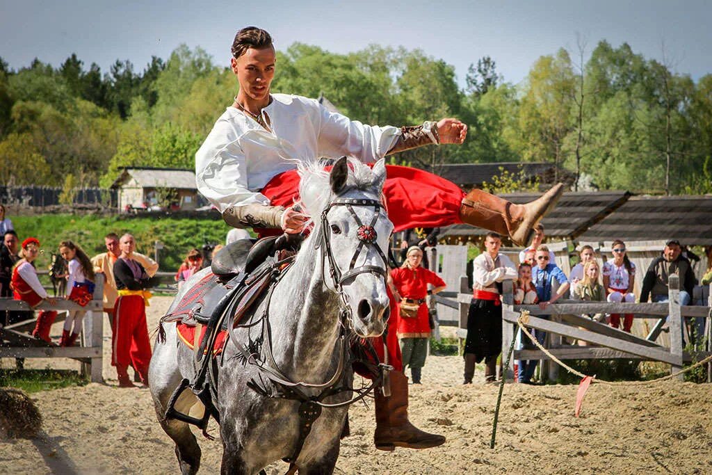 Конный театр каскадер. Конные каскадеры. Nomad 35 лет казахстан. Northern nomads на лошадях с иркутска. Конный каскадер.