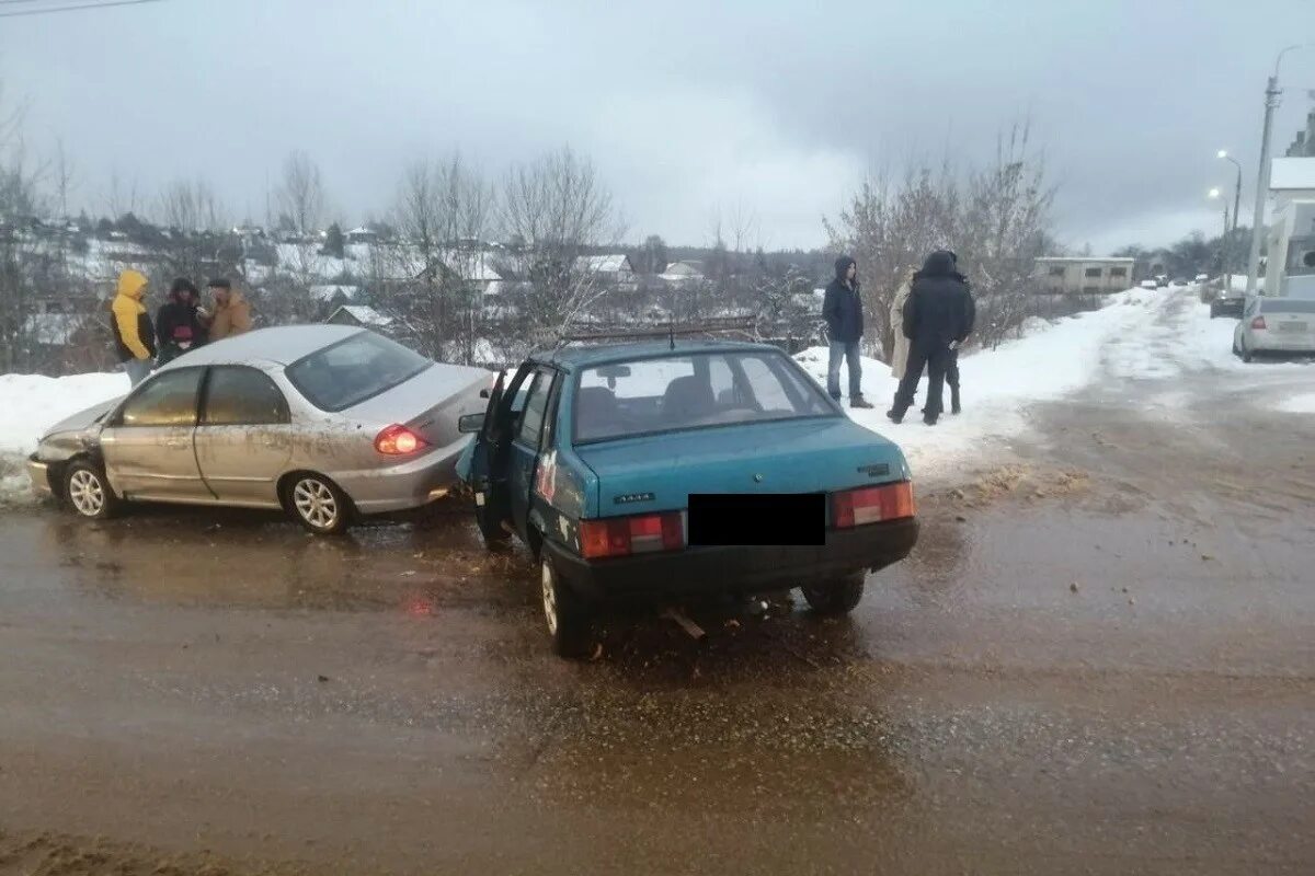 Машина на дороге. 15 Января по Торжке ДТП. На встречной полосе столкнулся