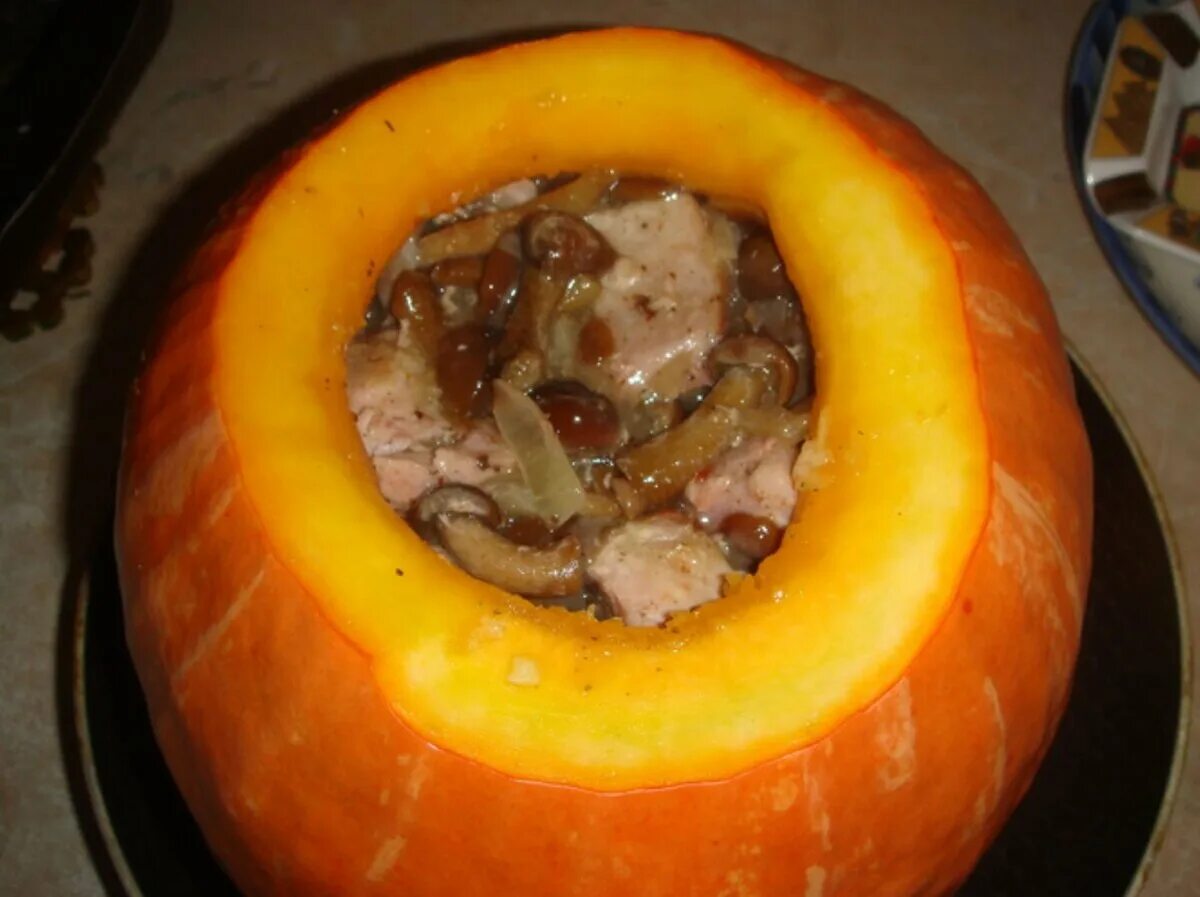 Тыква в горшочке в духовке. Тыква с мясом в горшочке. Горшочек тыква. Картошка с мясом и тыквой в духовке в горшочках. Мясное рагу в тыкве.