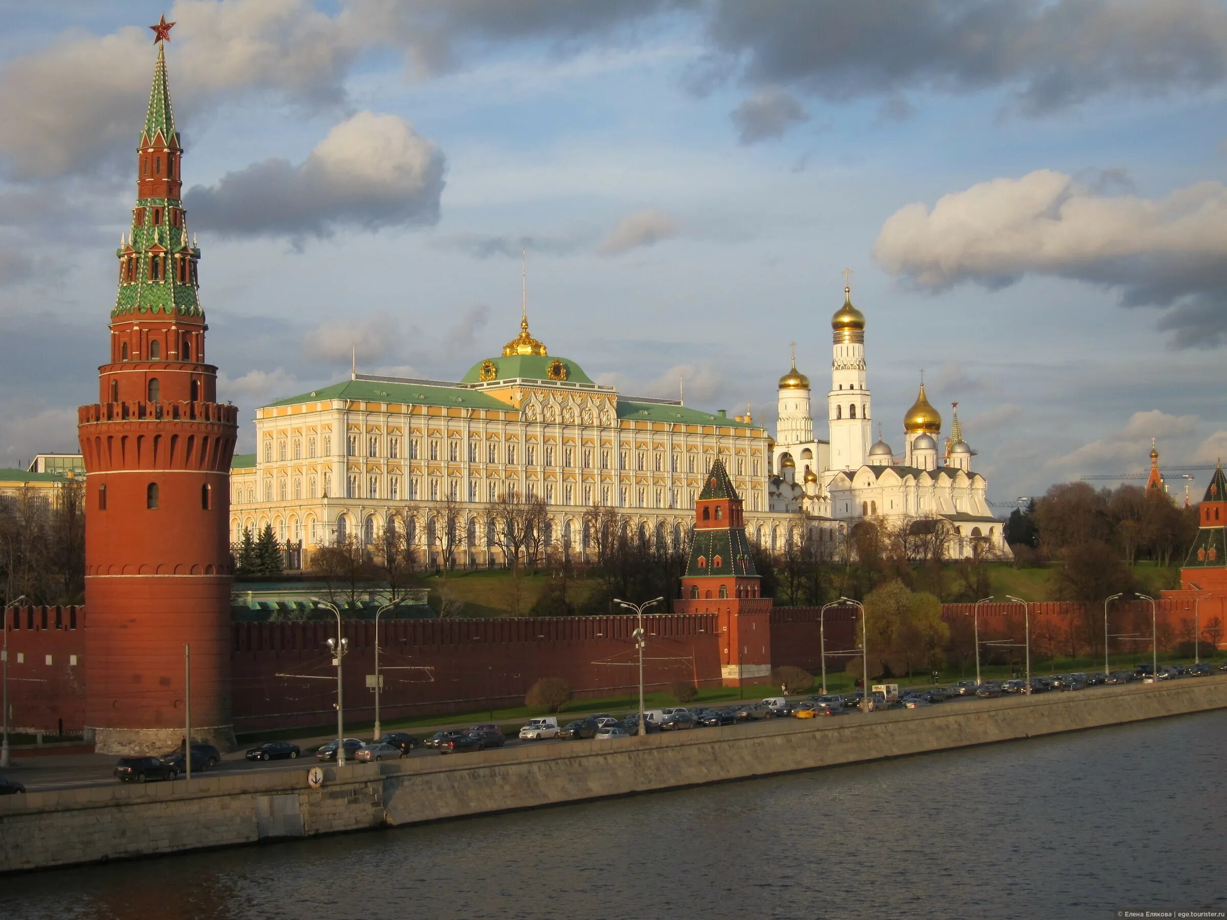 The kremlin is the heart. Кремль Москва. Московский Кремль сердце Кремля. Ночной Кремль. Кремлевская набережная Москва.