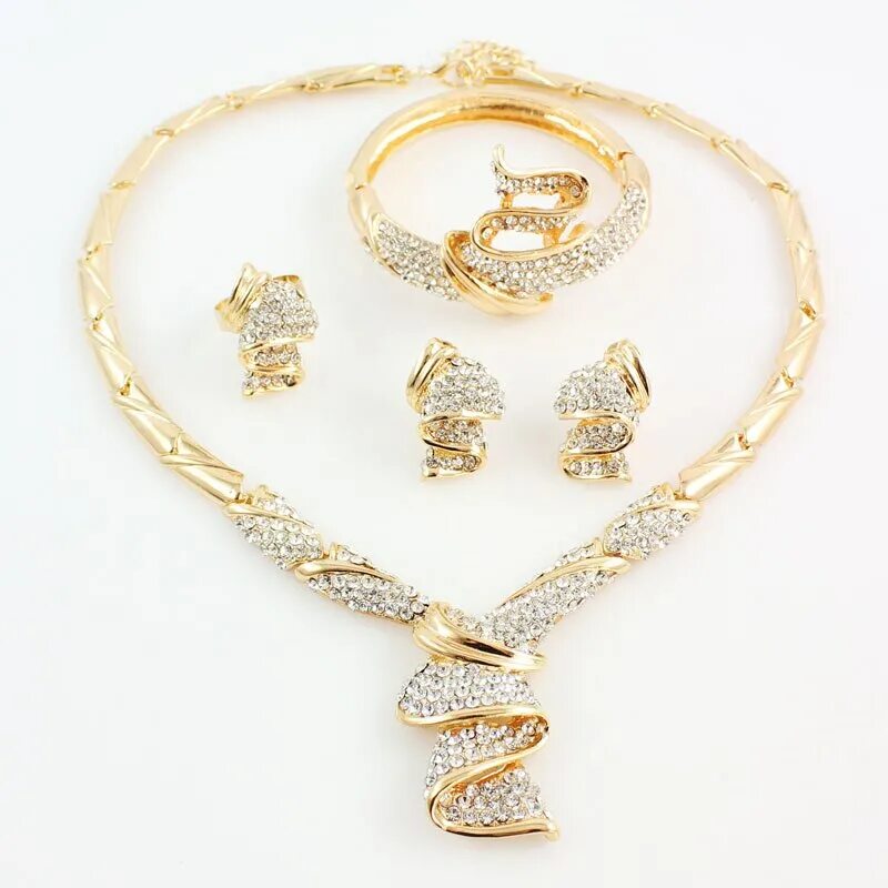 Ювелирные украшения. Набор цепочка серьги кольцо. Комплект бижутерии. Кольцо серьги браслет. Женские украшения.