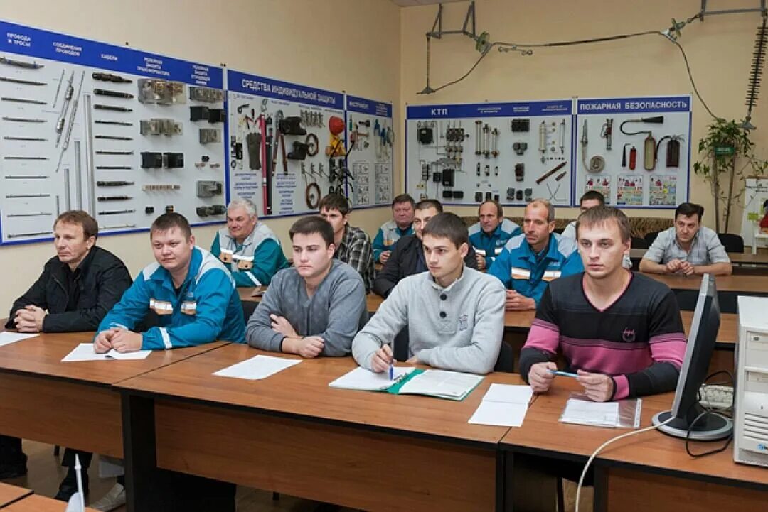 Специалистами прошедшими обучение. Антон герасимов брянскэнерго. обучение рабочих. обучение рабочего персонала. охрана труда обучение.