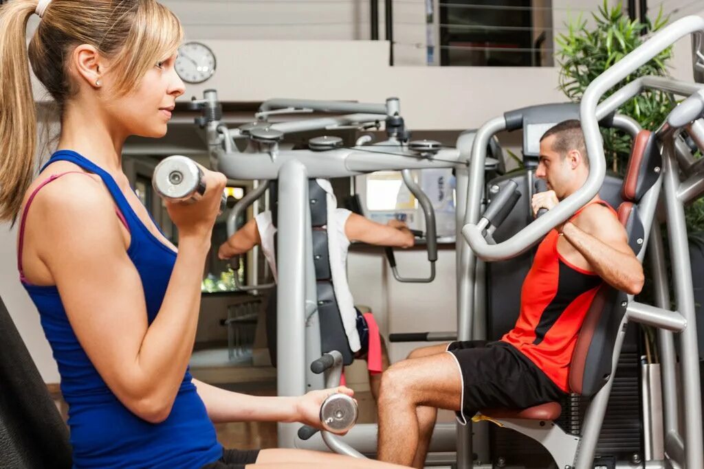 He went to the gym. Люди в тренажерном зале. Много людей в спортзале. Тренер фитнес клуба. Девушки из тренажерного зала.