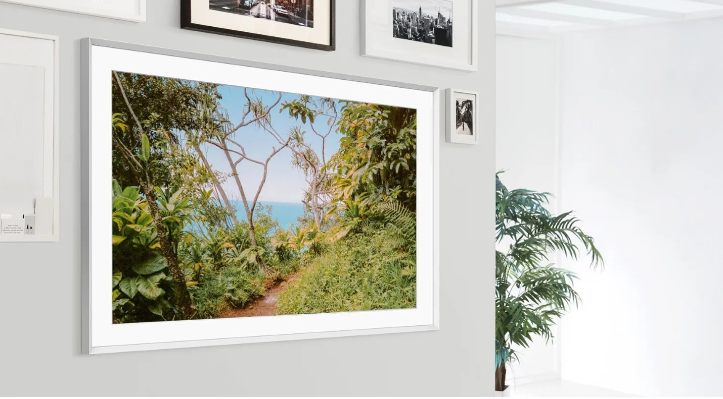 Samsung qled the frame tv 2020. Телевизор самсунг фрейм 2021 на стене. Телевизор samsung qe50ls03tau. Самсунг фрейм 2021. Samsung frame 50.