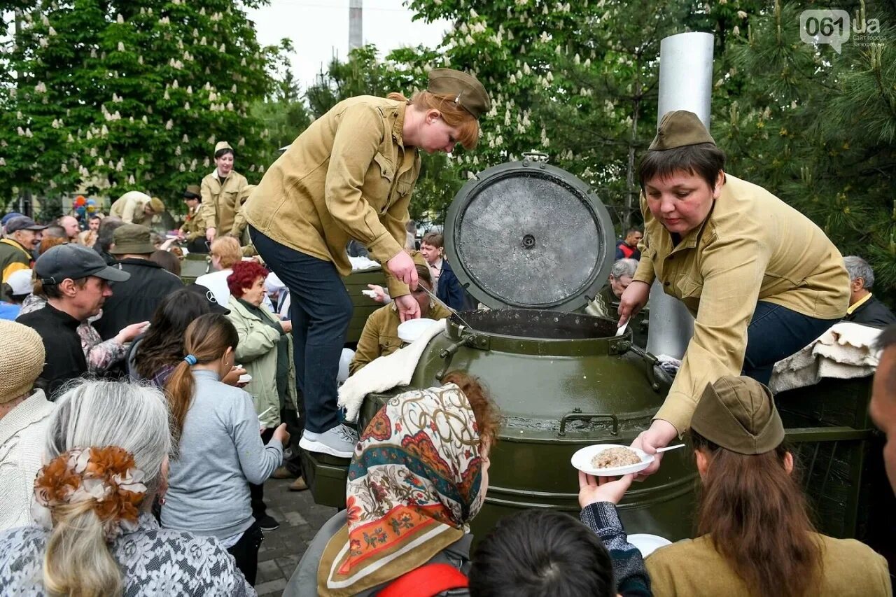 полевая кухня армейская рф. полевая кухня на 9 мая. солдатская каша. праздник полевая кухня. праздник полевая кухня.