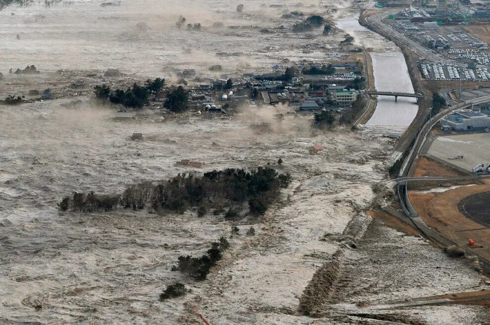 Землетрясения цунами наводнения. ЦУНАМИ В Японии в 2011. Землетрясение в Японии 2011. ЦУНАМИ Япония 2011 землетрясение и ЦУНАМИ В Японии 2011.