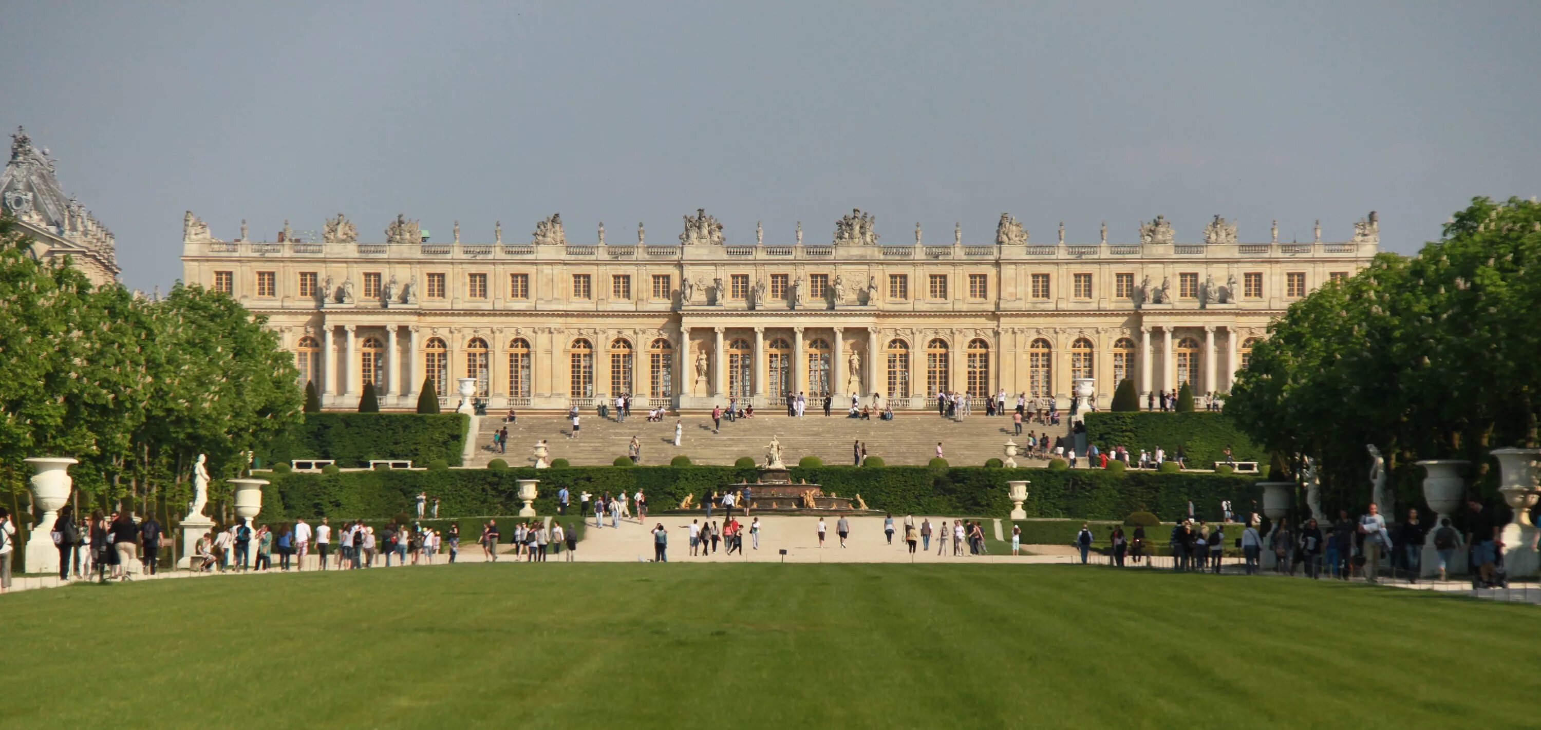 Chateau de versailles. Версальский дворец дворцы Франции. Версальский дворец Ампир. Замок Версаль Франция. Дворец Версаль 18 века в Париже снаружи.