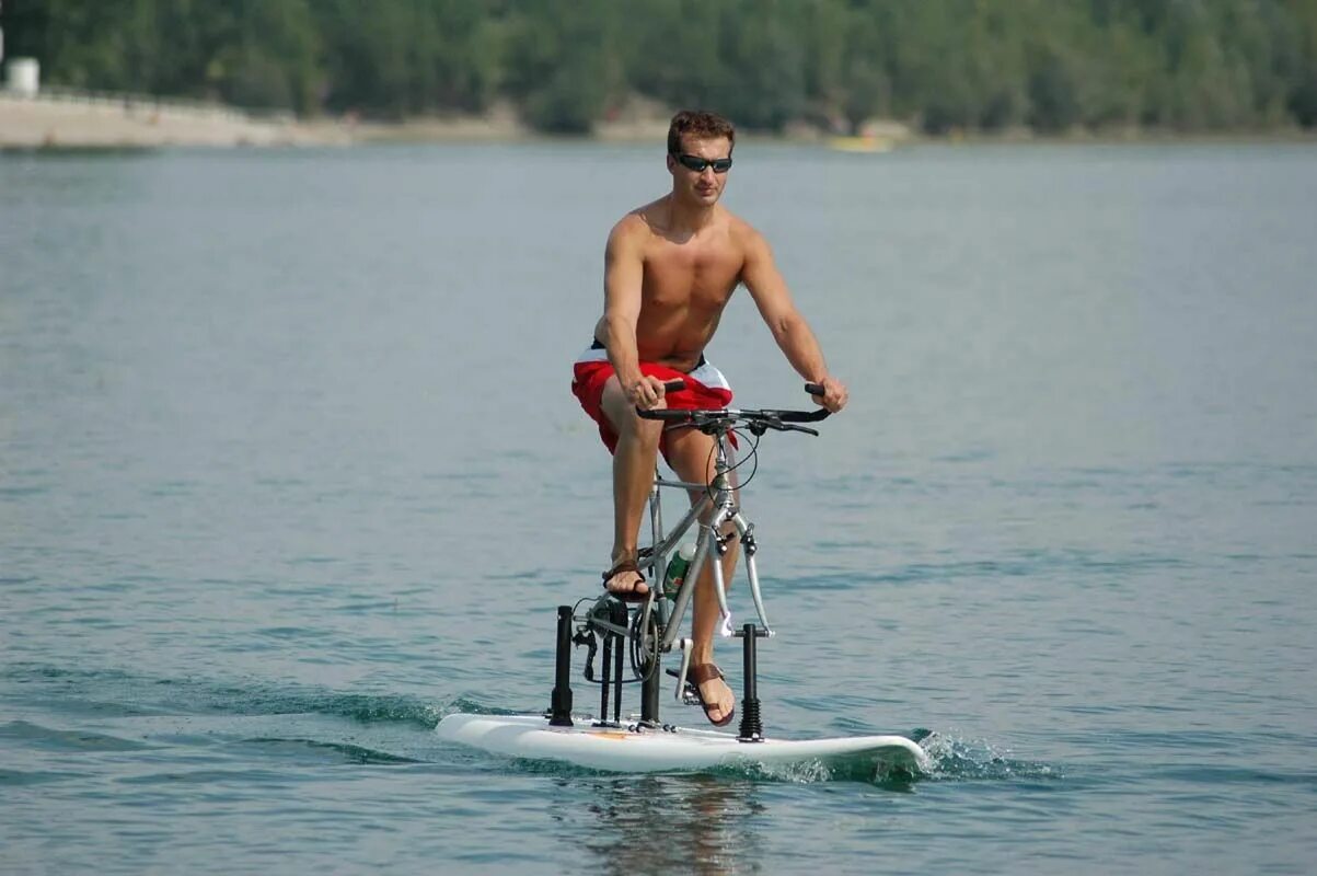 Water bike. Водный велосипед. Водный велосипед доска. Велосипед на воде. Водный велосипед на лыжах.