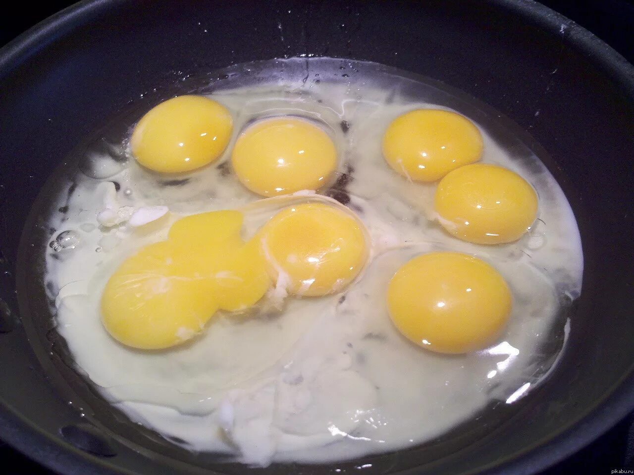 Два желтка примета. Двухжелтковое яйцо. Яйцо с двумя желтками. Двойной желток в яйце. Яйцо с тремя желтками.