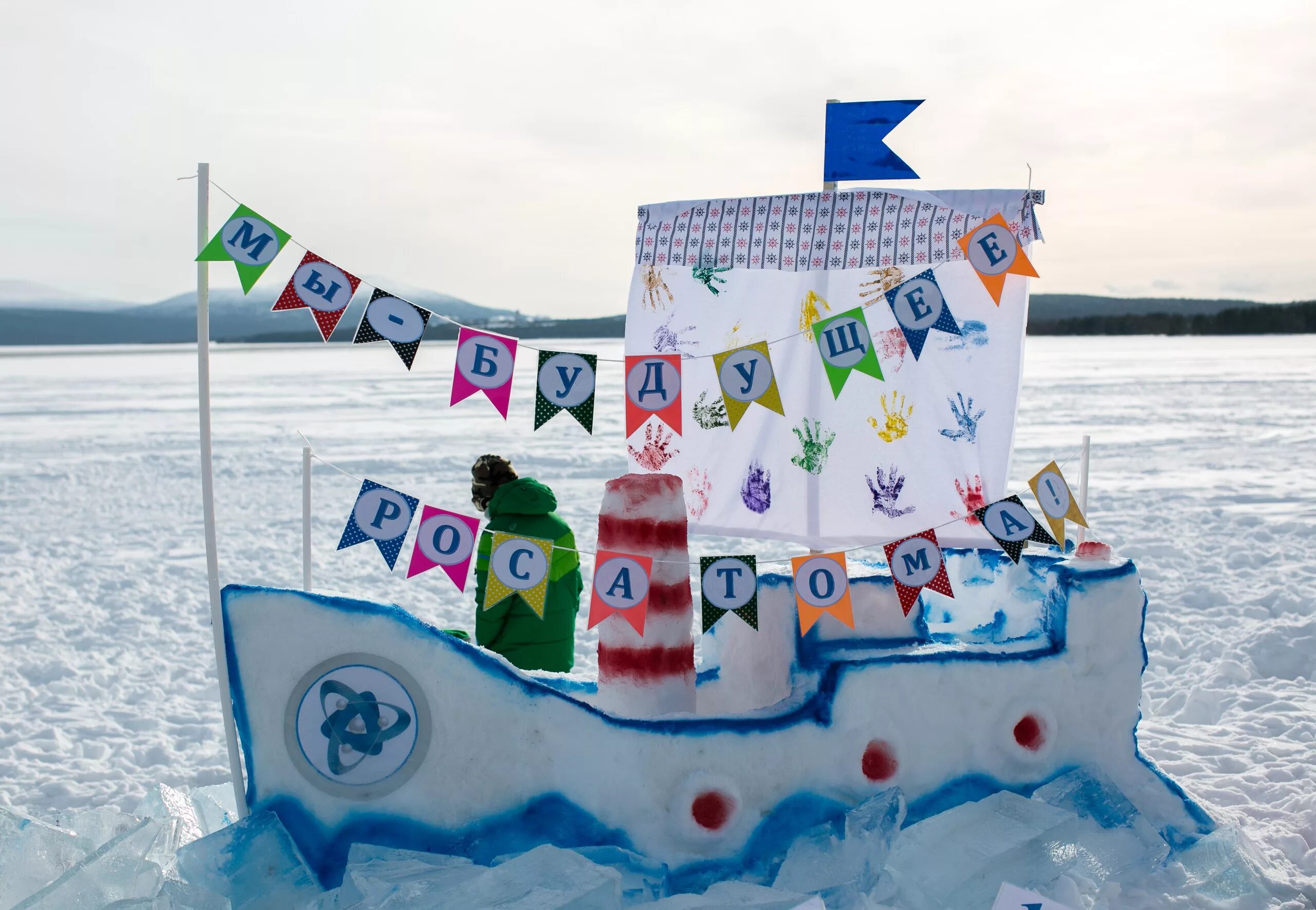 самолет из снега. куса снежный городок. снежные фигуры корабль. кораблик из снега на участке детского сада. корабль из снега.