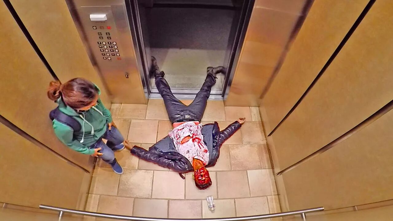 Видео где людей зажали в углу. Лифт падает.