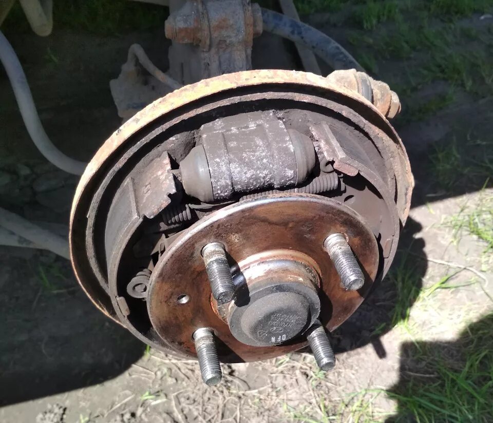 Задние тормоза хендай акцент тагаз. Задние тормоза на акценте. Задние тормоза на акценте. Тормозной барабан хендай акцент. Задние колодки hyundai accent.