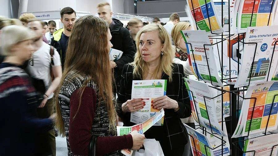 российские студенческие отряды сервисные. работник в каске. труд подростков. молодежь россияне трудящиеся. труд подростков.