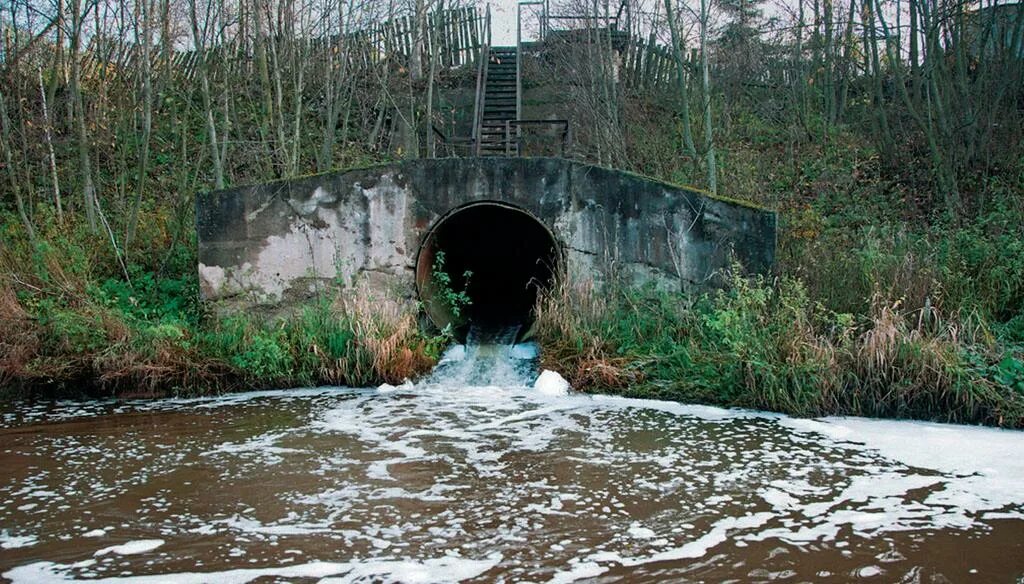 Очистное сооружение. Очистные сооружения на заводах. Водосброс воронеж. Очистные сооружения сточных вод. Очистное сооружение.