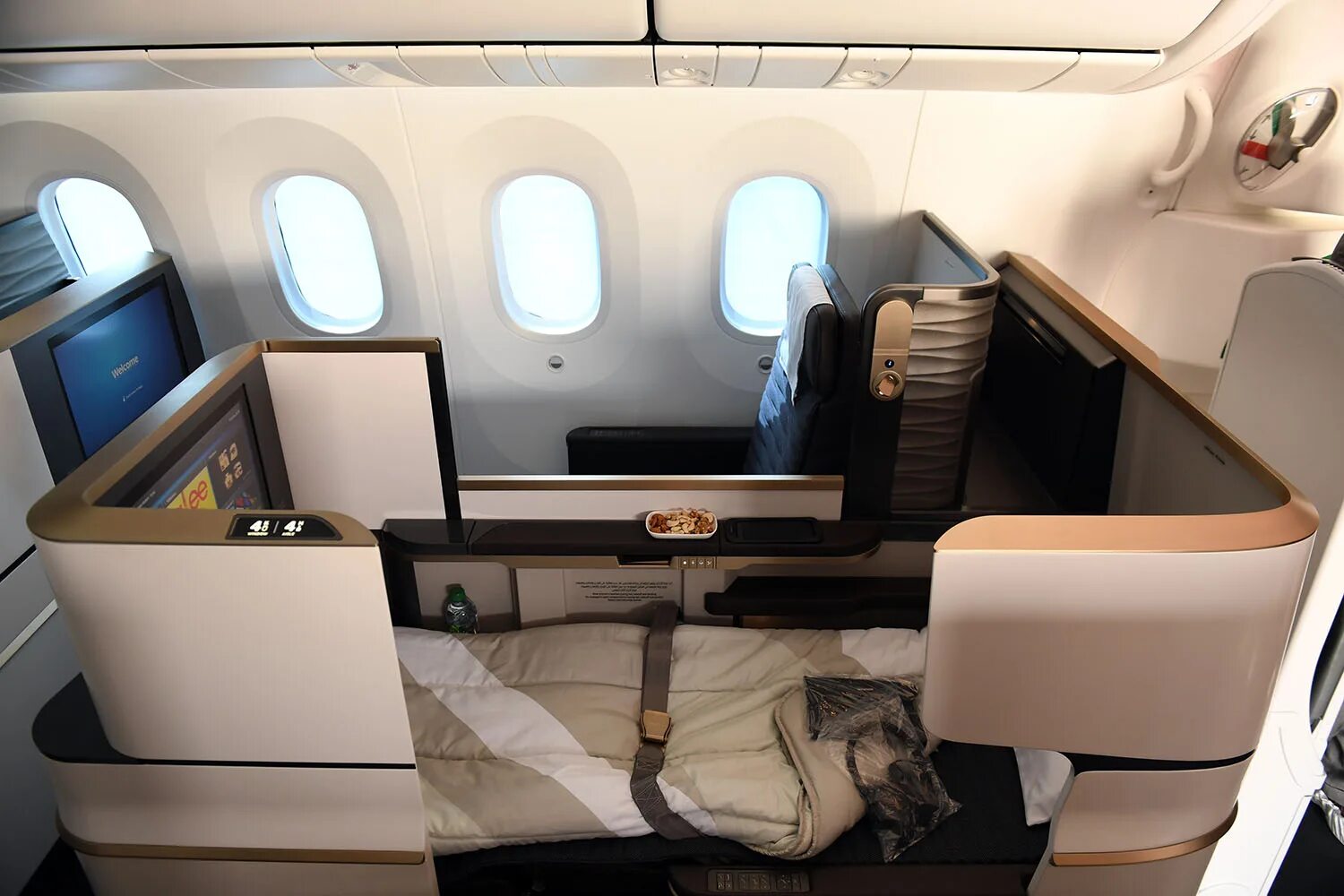 Аир класс. Gulf Air 787 бизнес. Gulf Air a320 Business class. Oman Air Business class 787. Gulf Air Business class 787-9.