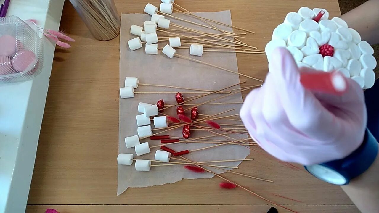 Подарок на шпажках. Сладкий букет из зефира. Букет из зефира мастер класс. Подарок из зефира своими руками. Идеи из зефира.
