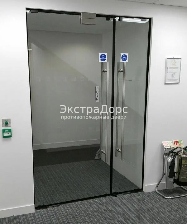 Противопожарные стеклянные двери. Дверь стеклянная противопожарная ei60. противопожарная стеклянная перегородка ei30. стеклянные противопожарные двери. дверь светопрозрачная противопожарная.