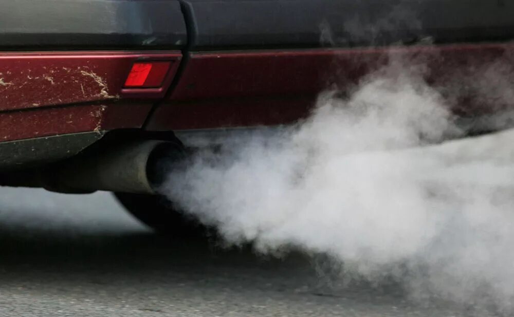 Автомобильные выхлопные ГАЗЫ. Загрязнение выхлопными газами. Выброс выхлопных газов автомобилями. Выхлопной ГАЗ.