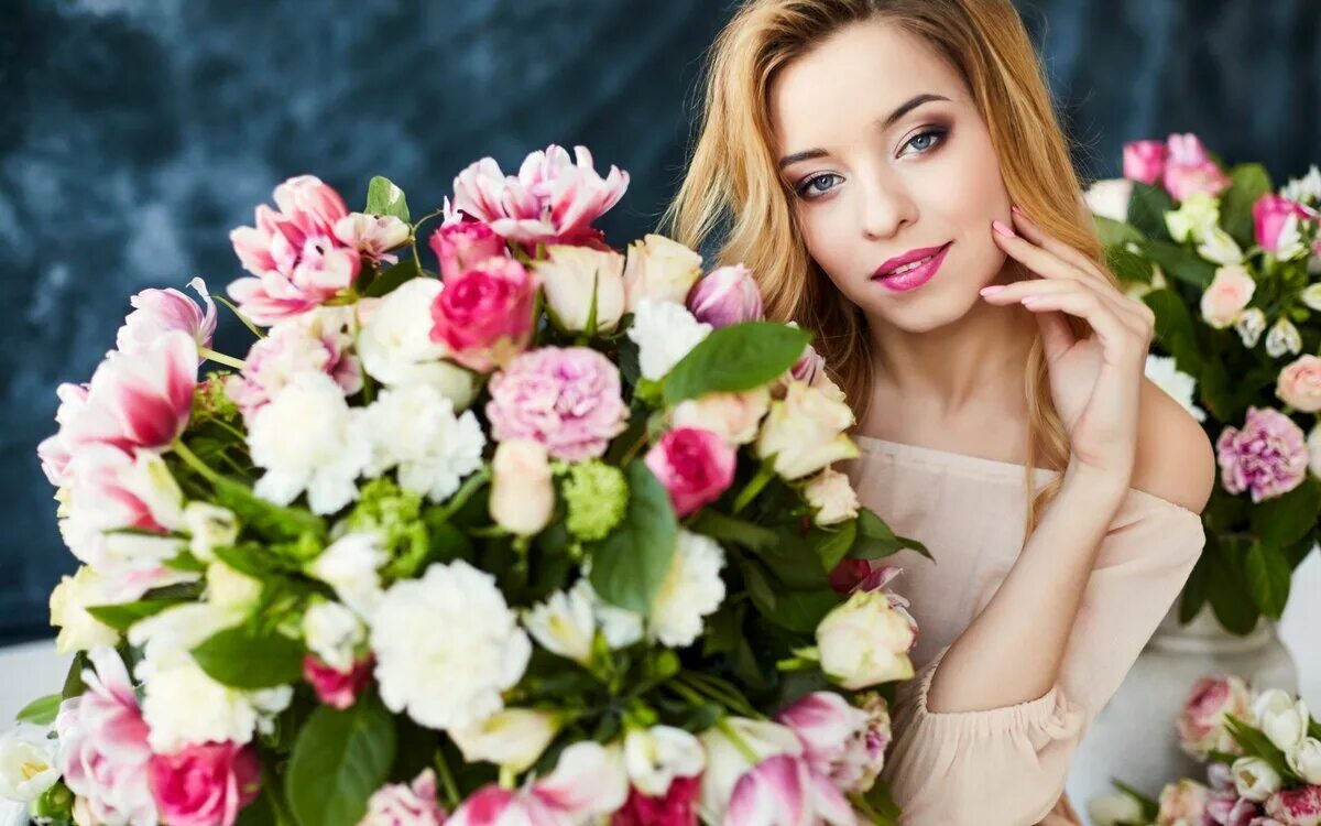 Розы красивые женщины. Букет "девушке". Девушка с букетом роз. Букет цветов для девушки. Женщина с цветами.
