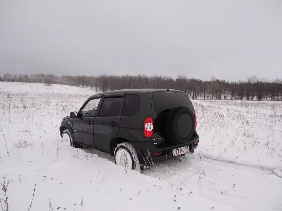 Тонировка нива шевроле. Chevrolet Niva черная 2011 зимой. Нива Шевроле черная тонированная. Chevrolet Niva черная 2011. Нива Шевроле 2008 тонированная.