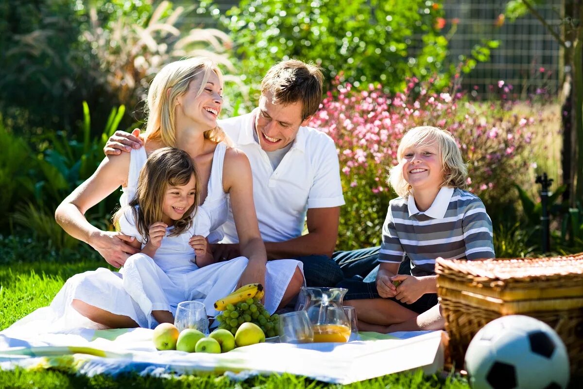 Family natural. Счастливая семья на природе. Пикник с семьей на природе. Времяпровождение с семьей. Счастливый ребенок с родителями.