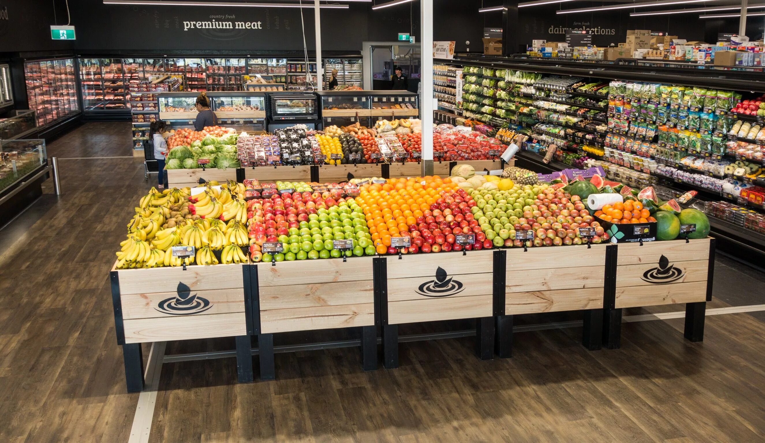 Vegetables shop. Прилавок с овощами и фруктами. Выкладка овощей и фруктов в супермаркете. Оригинальная выкладка фруктов и овощей. Овощной прилавок.