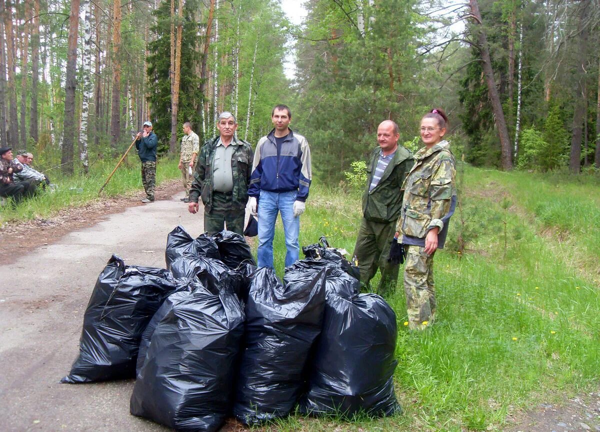 Нежда ое. Тума Рязань лес. Уборка мусора в лесу. Тума Рязанская область леса.