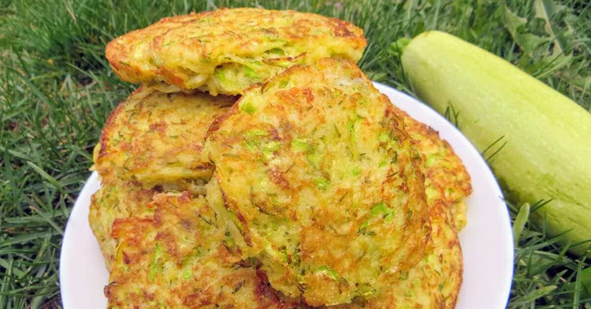 Рецепт драников из кабачков и картофеля. Драники из кабачков. картофельно-кабачковые драники. драники из кабачков и картофеля. драники с кабачком и картофелем.