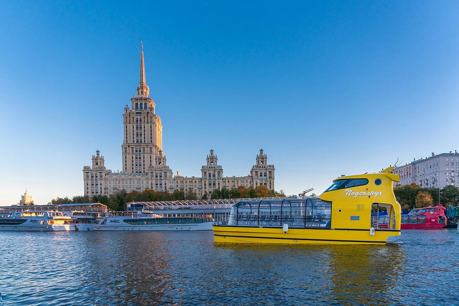 Покататься на трамвайчике в москве. Речные трамвайчики Рэдиссон в Москве. Корабль на Москве реке Рэдиссон. Речной трамвайчик Рэдиссон. Флотилия Рэдиссон Ройал.