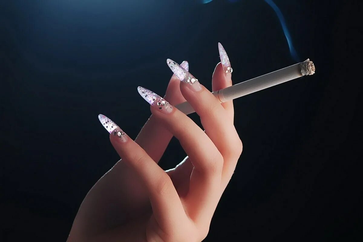 Рука с сигаретой. Рука с сигаретой. Сигареты рука девушки. Сигарета в руке девушки. Сигара в руке девушки.