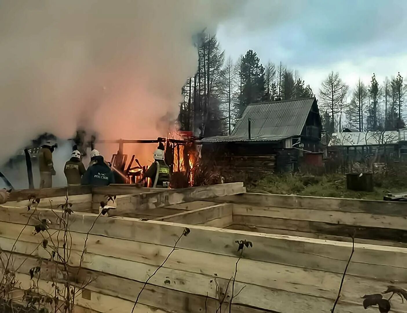 Пожар в озерах. Пожар на даче. Пожар у озера. Пожара бань. Пожар в Сосновские озера 2.