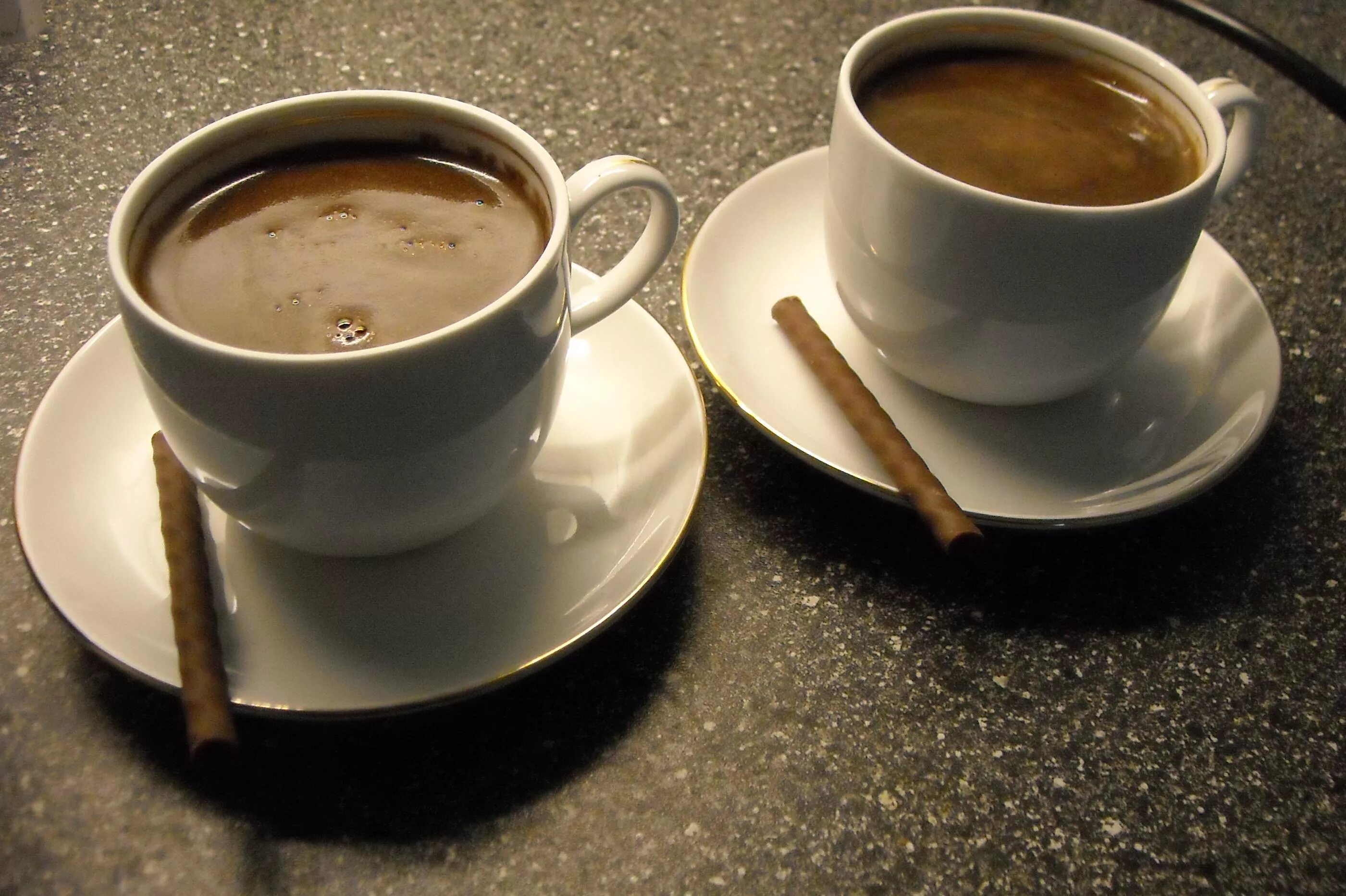 Два утра. Две чашки кофе. Две кружки кофе. Несколько чашек кофе. Несколько кружек кофе.