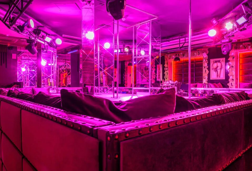 Golden dolls невский проспект. Golden dolls клуб спб. Стрип клубы петербурге. Стрип клубы петербурге. Хефнер клуб гороховая 47.