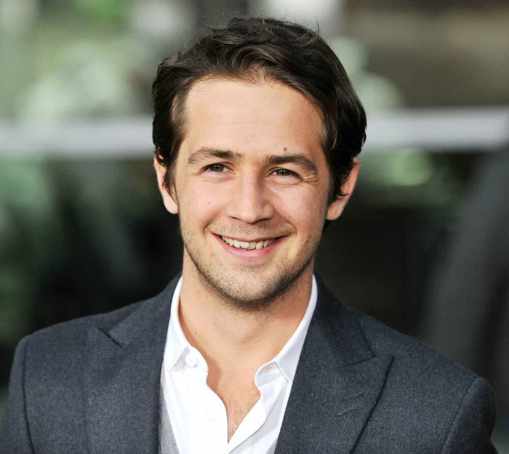 Приличный актер. Michael Angarano. Успешный актер.