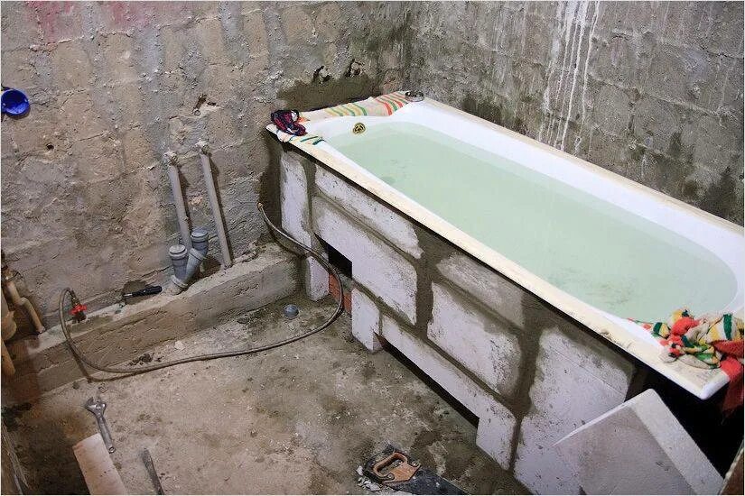 Как установить ванную. Монтаж ванны в ванной комнате. Установленная ванна. Экран из плитки для чугунной ванны. Каркас под ванну из блоков.