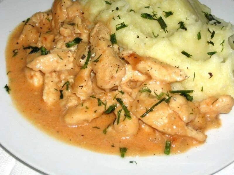 Бефстроганов из куриного филе. Куриный бефстроганов. строганов куриный. куриный биф строганофф.