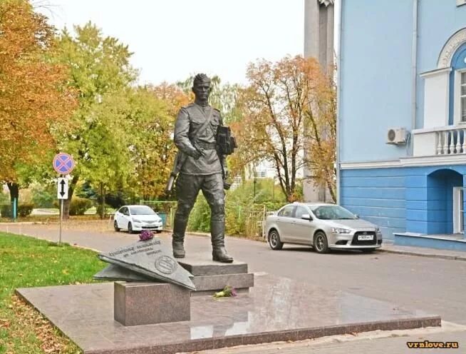 Памятник военному почтальону в Воронеже. Памятник солдату почтальону Воронеж. В Воронеже памятник Ивану Леонтьеву. Памятники Воронежа памятник почтальона.