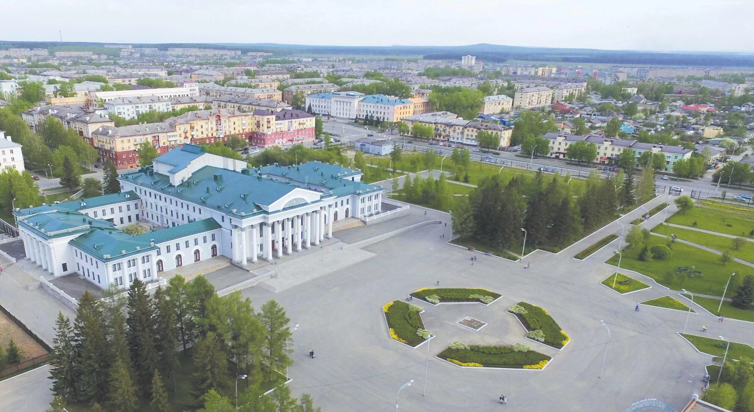 Дк окунева сайт. Дворец Окунева Нижний Тагил. ДК Окунева Нижний Тагил. ДК им Окунева Нижний Тагил зал. Дворец Окунева Нижний Тагил зал.