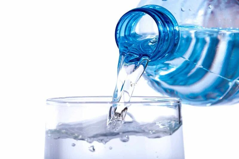 вытекала вода. вытекала вода. вода льется. разлитая бутылка воды. стакан воды.