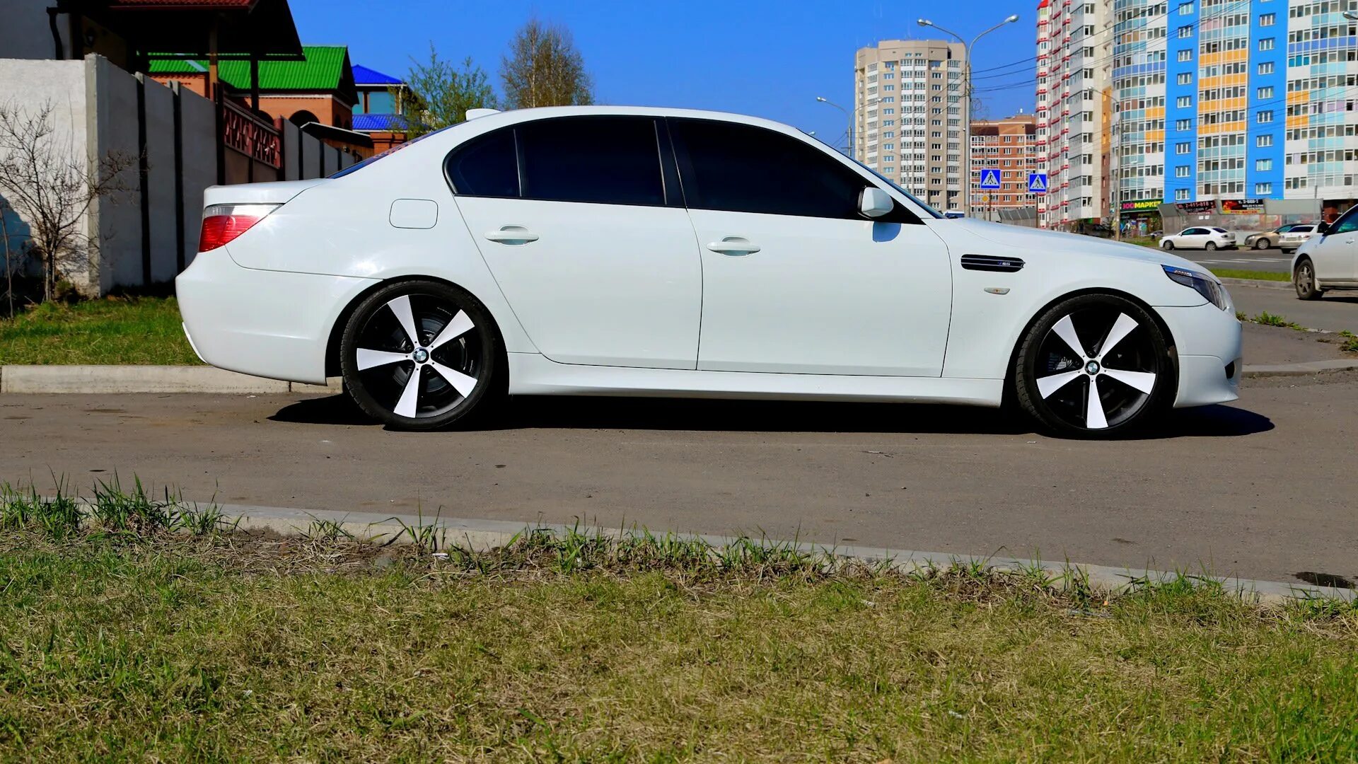 Белая БМВ Е 60 128 стиль. BMW e60 128 стиль. БМВ е60 на дисках 128 стиль r19. Диски 128 стиль БМВ е60.