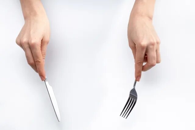 Вилка и нож в руках. Пустая тарелка. Рука с вилкой. Руки с ножом и вилкой. Руки с ножом и вилкой.