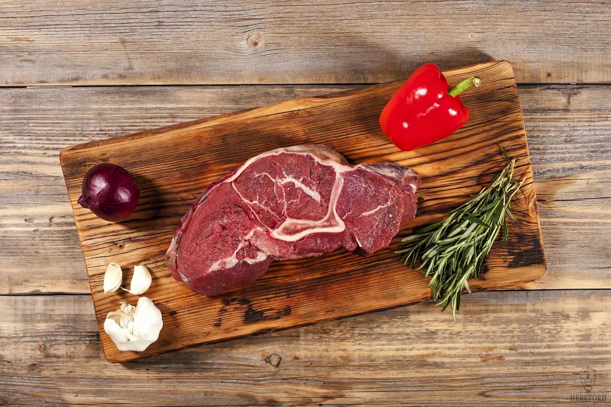 Мясо на деревянной доске. Свинина на деревянной доске. Фермерские мясные продукты. Дощечки для мяса. Living meat